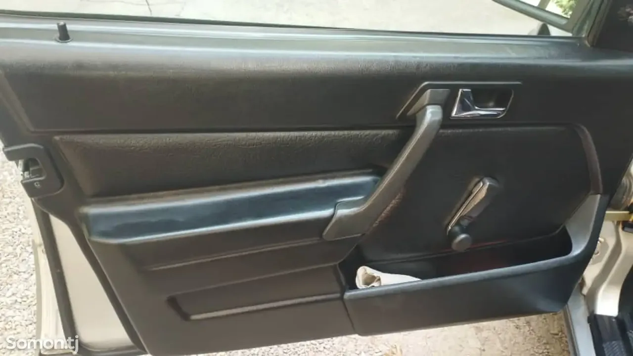 Mercedes-Benz W201 1991 · 2.0 MT