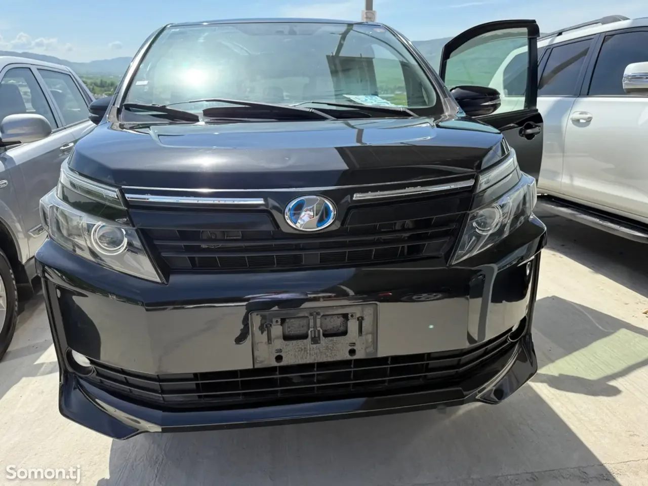 Toyota Voxy 2014 · 1.8 AT