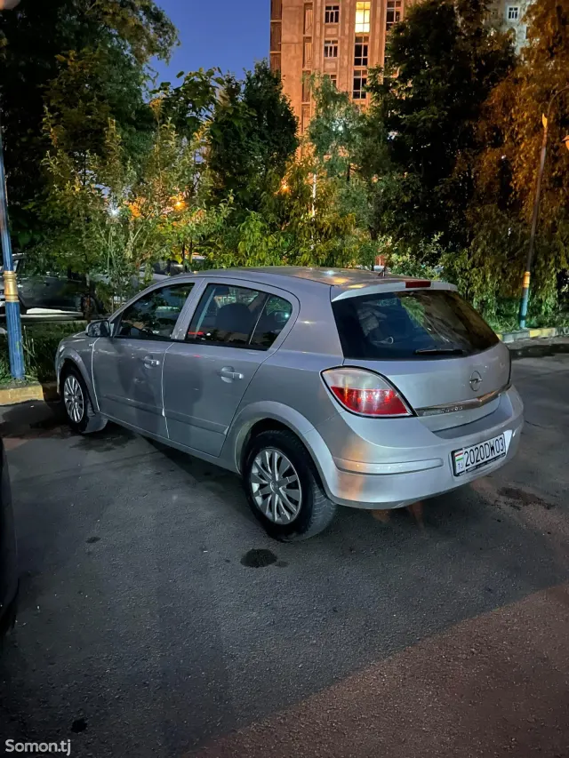 Opel Astra H 2006 · 1.6 MT
