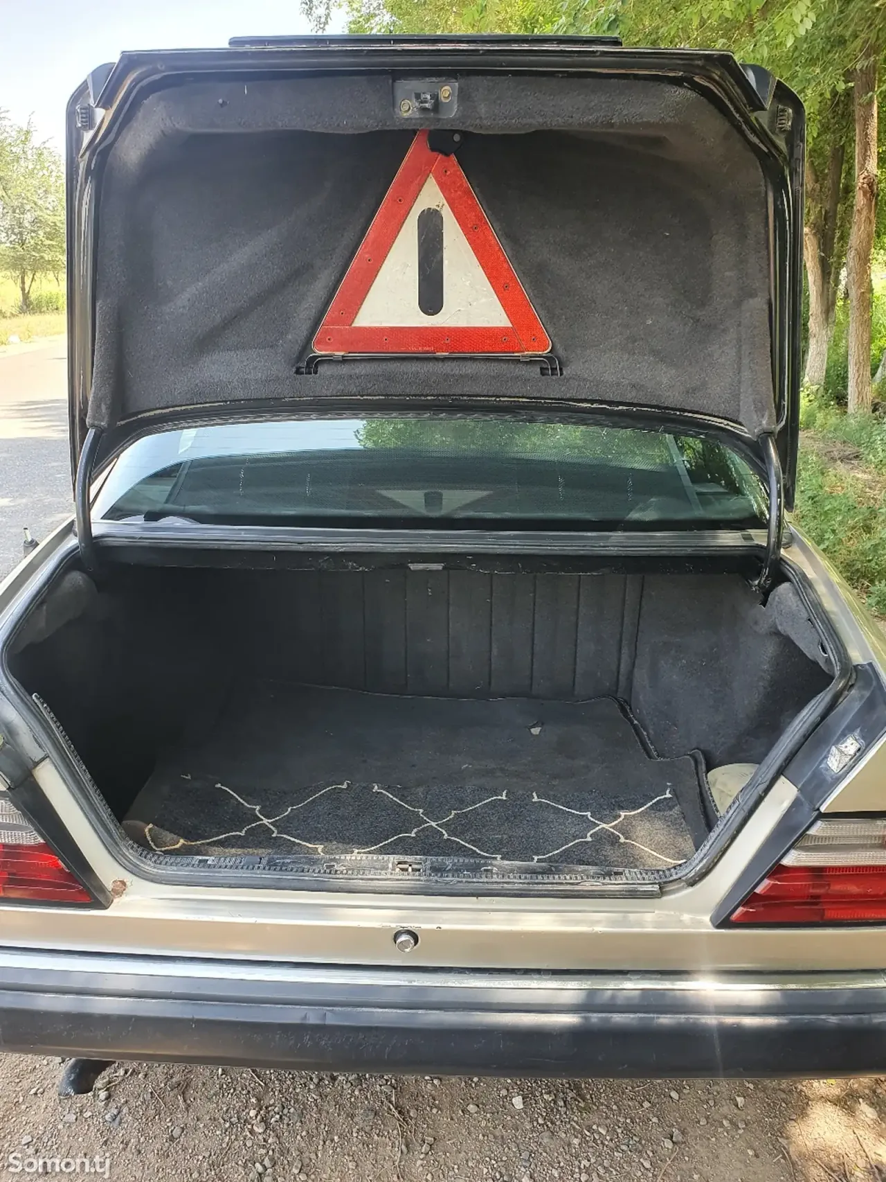 Mercedes-Benz W124 1993 · 2.0 AT