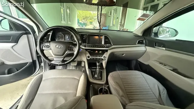 Hyundai Elantra 2018 · 2.0 AT