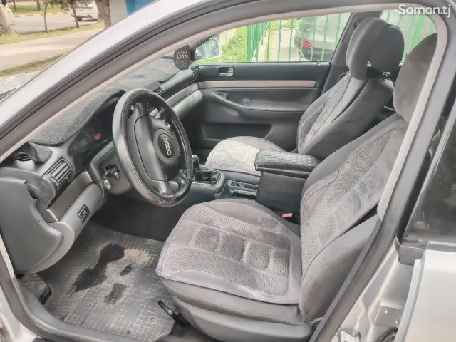 Audi A4 1999 · 1.6 MT
