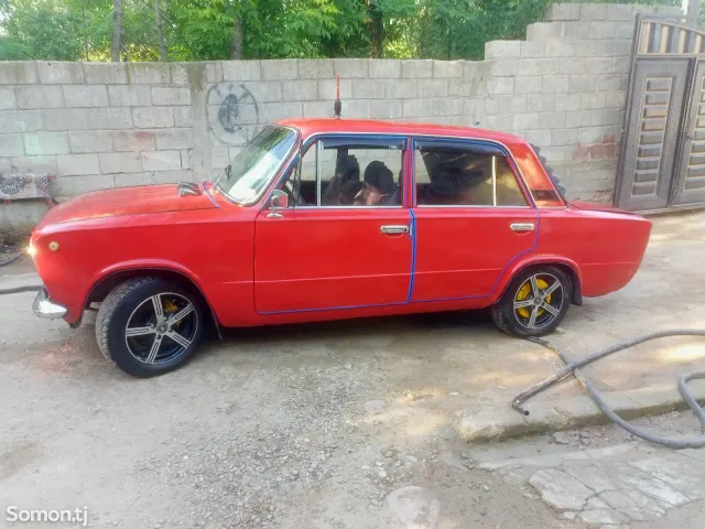 Lada (ВАЗ) 2101 1983 · 0.5 MT