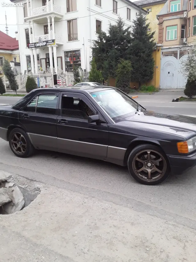 Mercedes-Benz W201 1990 · 2.0 MT