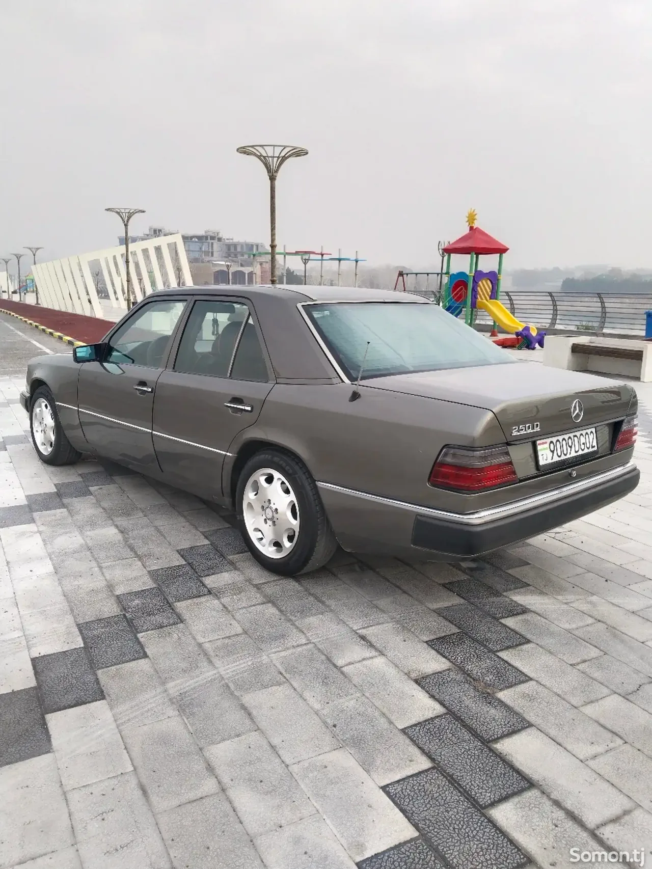 Mercedes-Benz W124 1991 · 2.5 MT