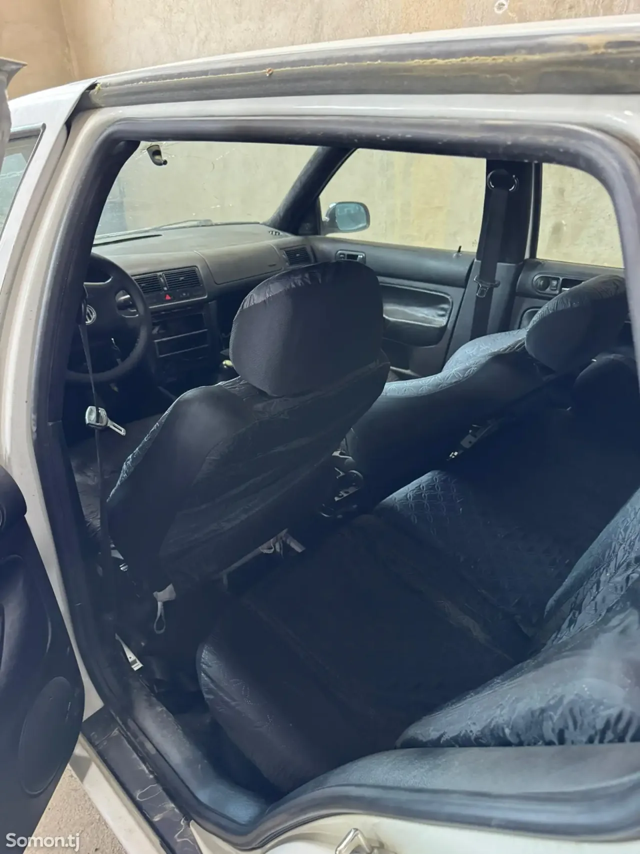 Volkswagen Golf 1998 · 1.4 MT