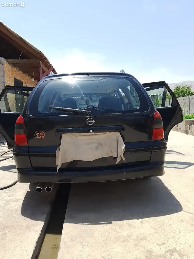 Opel Vectra B 1996 · 1.6 MT