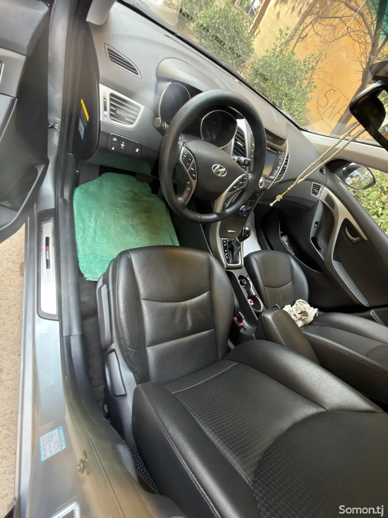 Hyundai Avante 2014 · AT