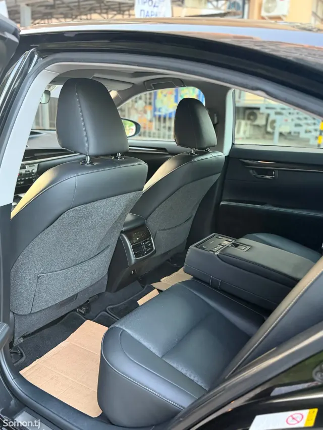 Lexus ES series 2017 · 2.5 AT