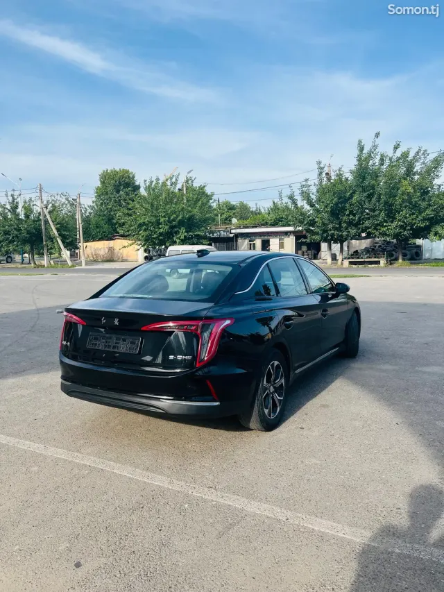 Hongqi E-QM5 2022 · AT
