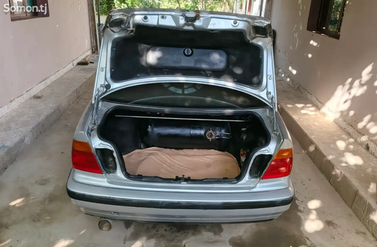 BMW 3 series 1993 · 1.8 MT