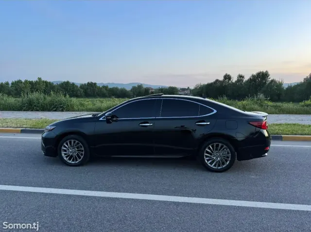 Lexus ES series 2016 · 2.5 AT