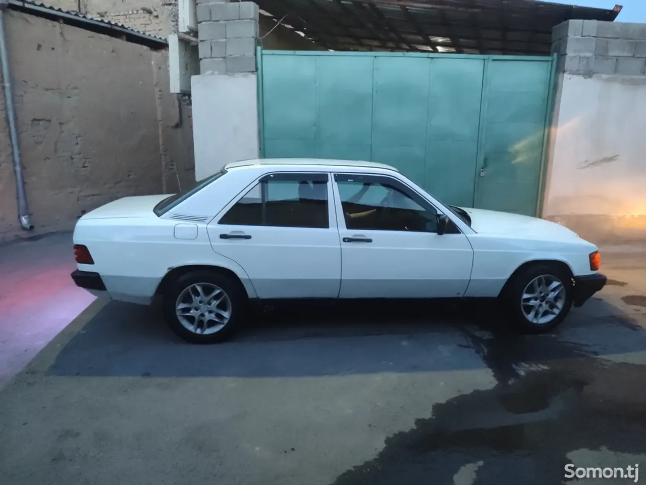 Mercedes-Benz W201 1985 · 2.0 MT