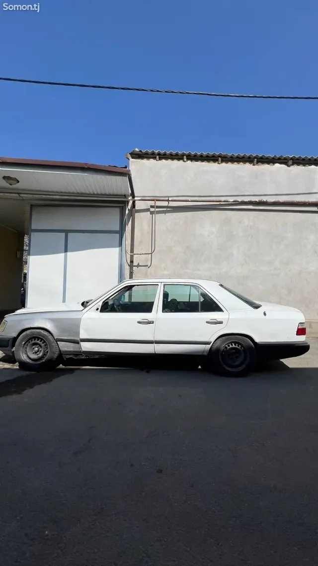 Mercedes-Benz W124 1989 · 2.0 MT