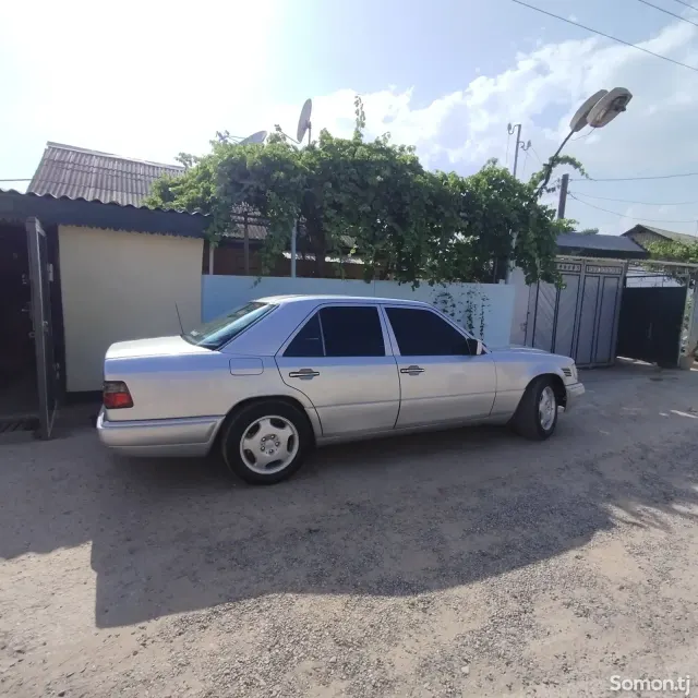 Mercedes-Benz W124 1995 · 2.7 MT