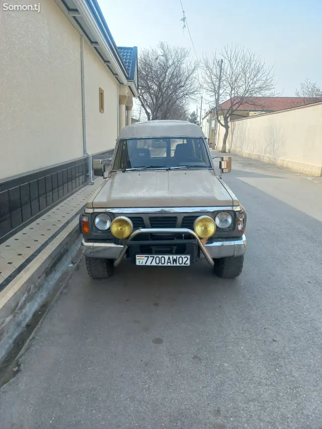 Nissan Patrol 1990 · 3.0 AT