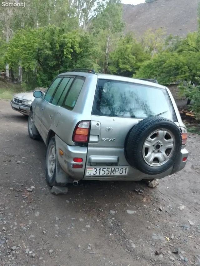 Toyota RAV 4 1999 · 2.4 MT