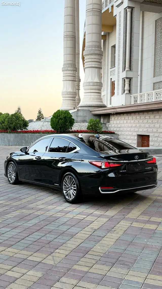 Lexus ES series 2020 · 2.5 AT