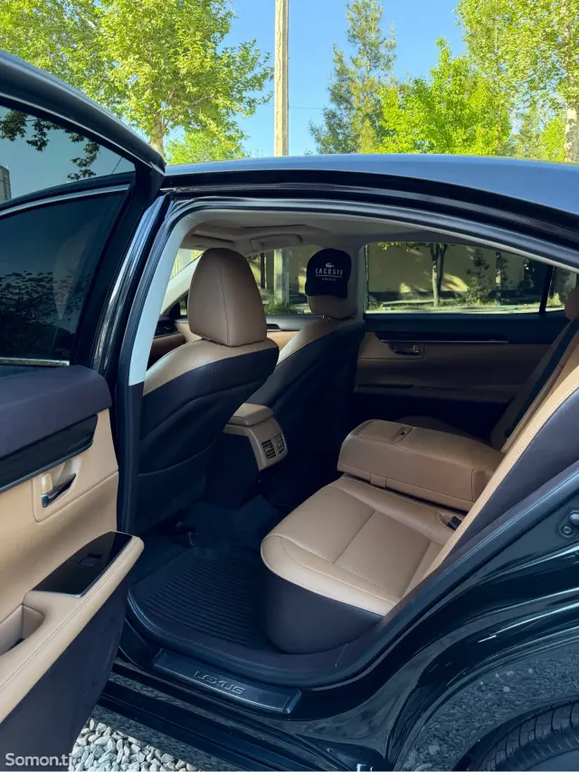 Lexus ES series 2018 · 3.5 AT