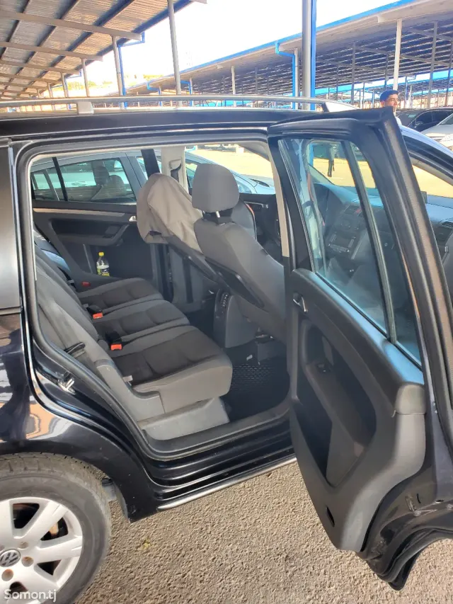 Volkswagen Touran 2007 · 1.4 MT
