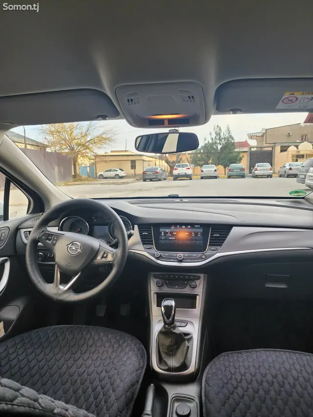 Opel Astra K 2019 · 1.6 MT