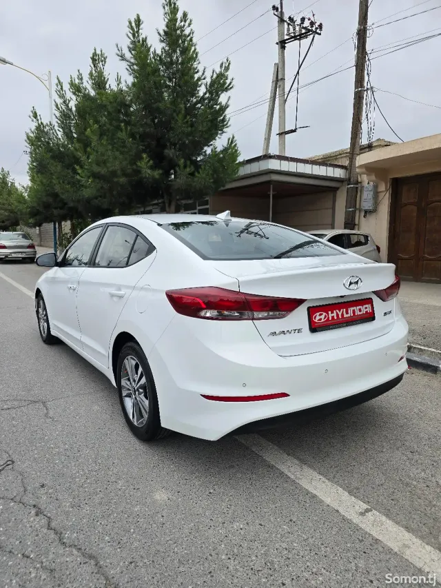Hyundai Avante 2015 · 1.7 AT