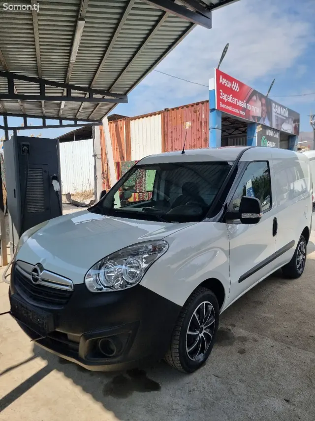 Opel Combo 2017 · 1.4 MT