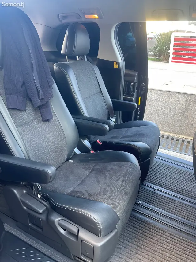 Toyota Estima 2014 · 2.4 AT