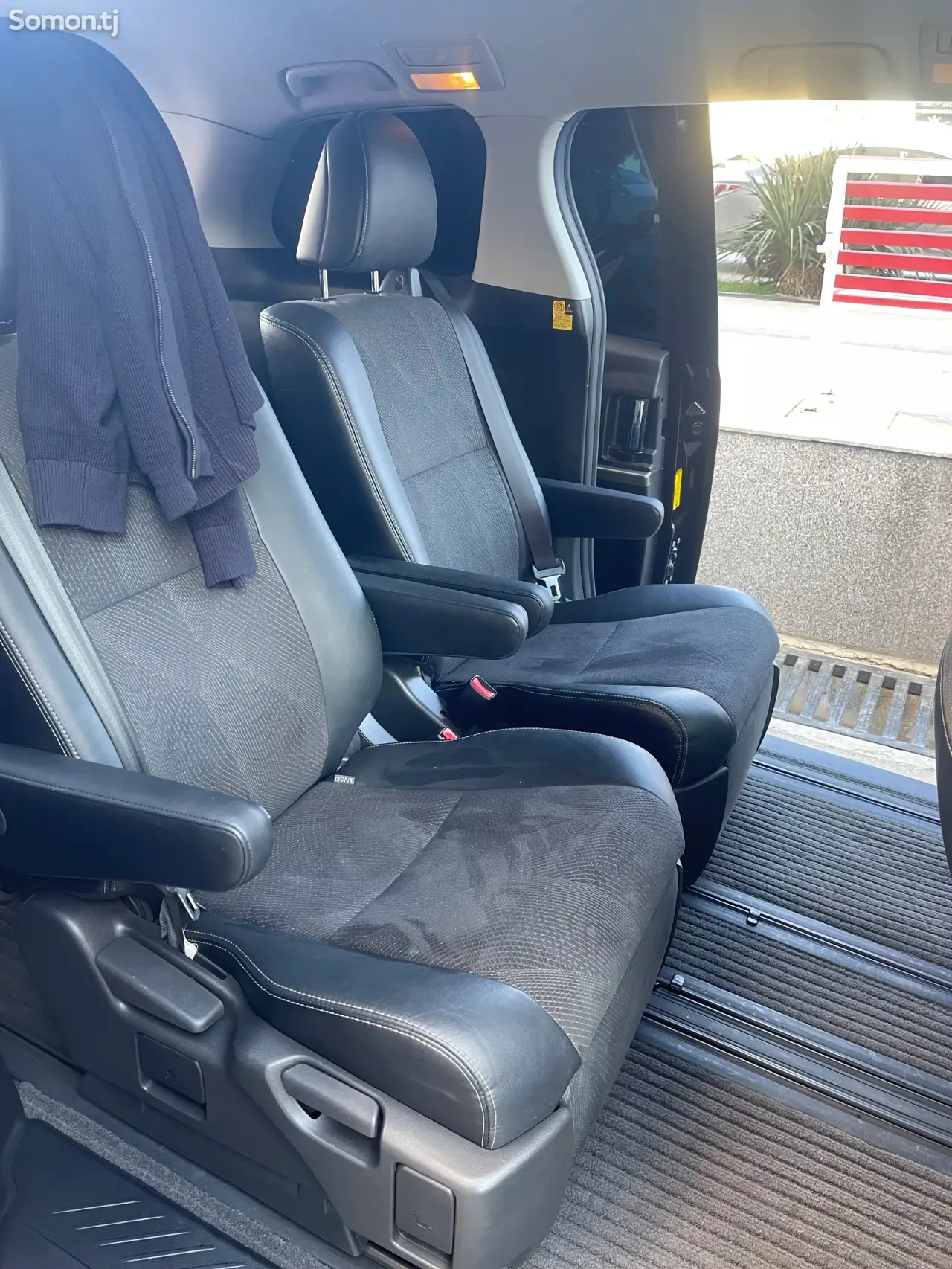 Toyota Estima 2014 · 2.4 AT