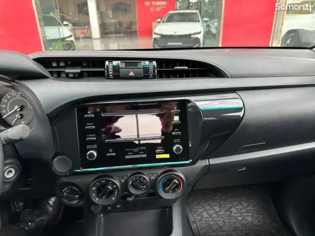 Toyota Hilux 2025 · 2.7 MT