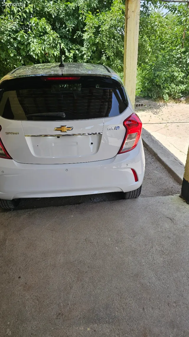 Chevrolet Spark 2015 · 1.1 AT