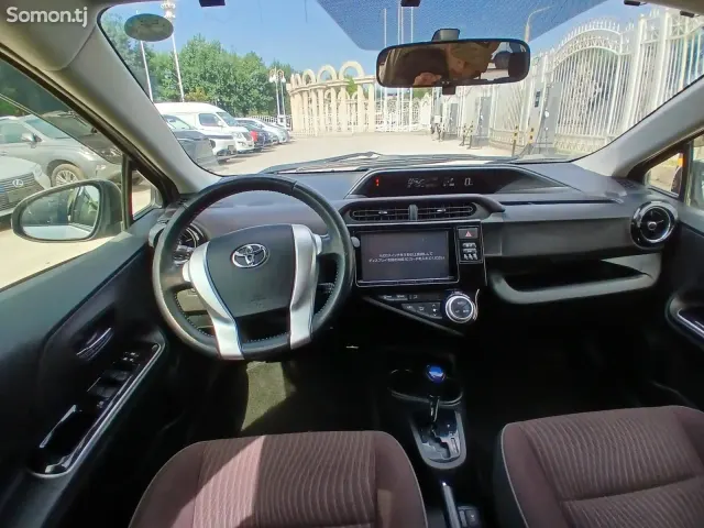 Toyota Aqua 2015 · 1.5 AT