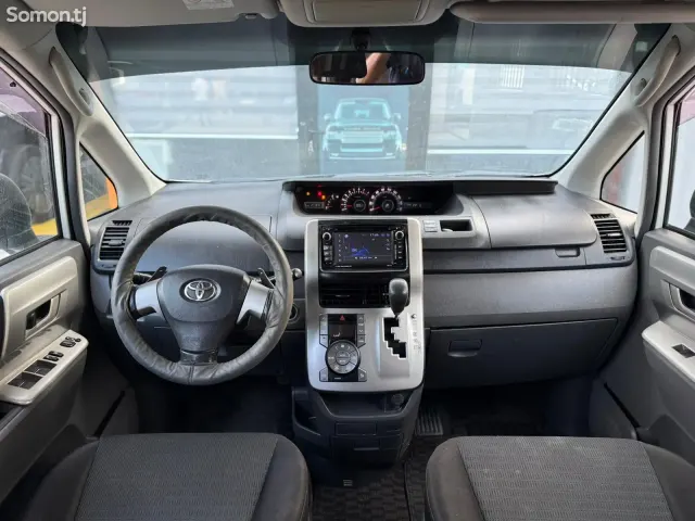 Toyota Voxy 2007 · 1.8 AT
