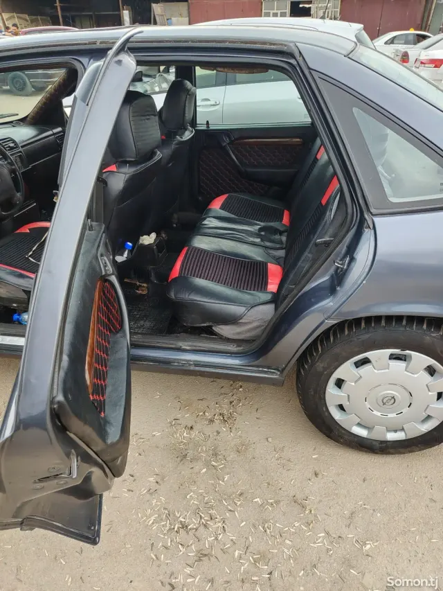 Opel Vectra A 1995 · 1.6 MT