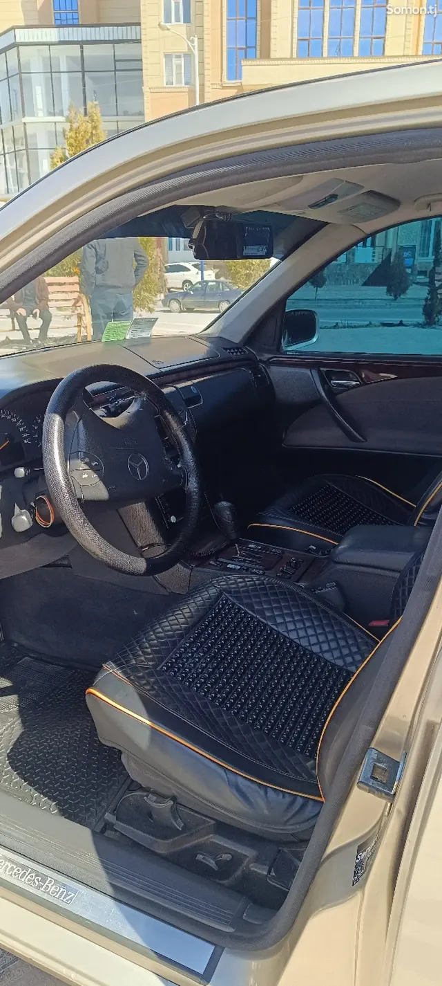 Mercedes-Benz E class 2000 · 3.2 AT