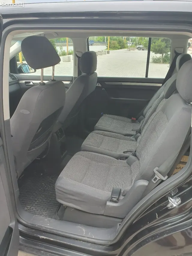 Volkswagen Touran 2005 · 1.6 MT