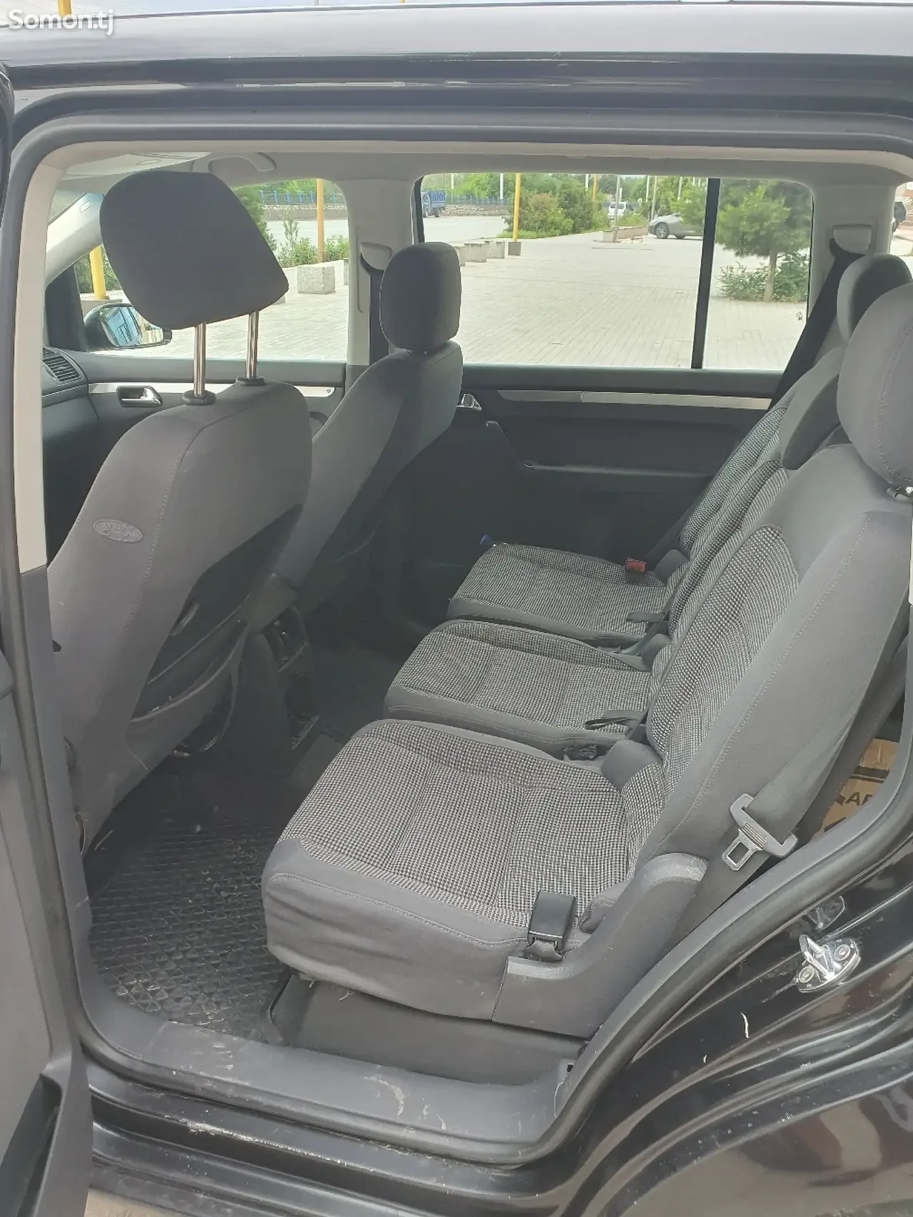 Volkswagen Touran 2005 · 1.6 MT