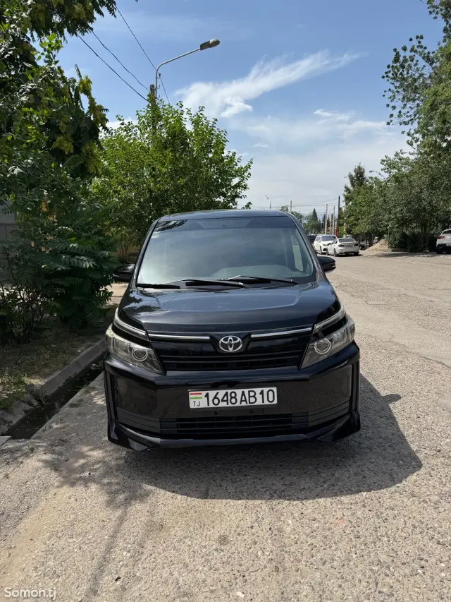 Toyota Voxy 2014 · 2.0 AT