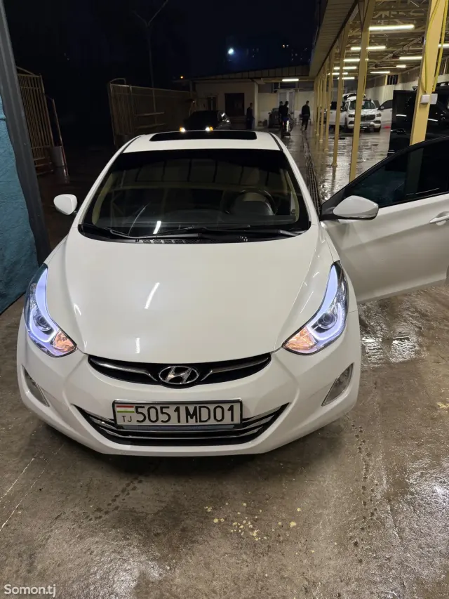 Hyundai Elantra 2012 · 1.8 AT