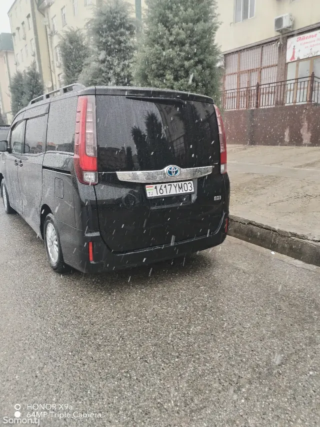 Toyota Noah 2014 · 2.0 AT