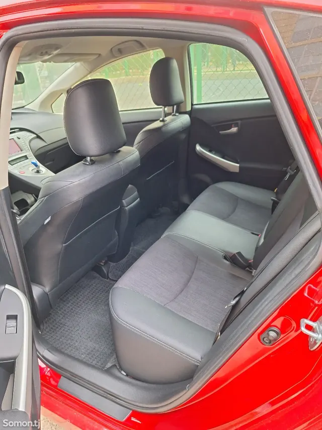 Toyota Prius 2014 · 1.8 AT