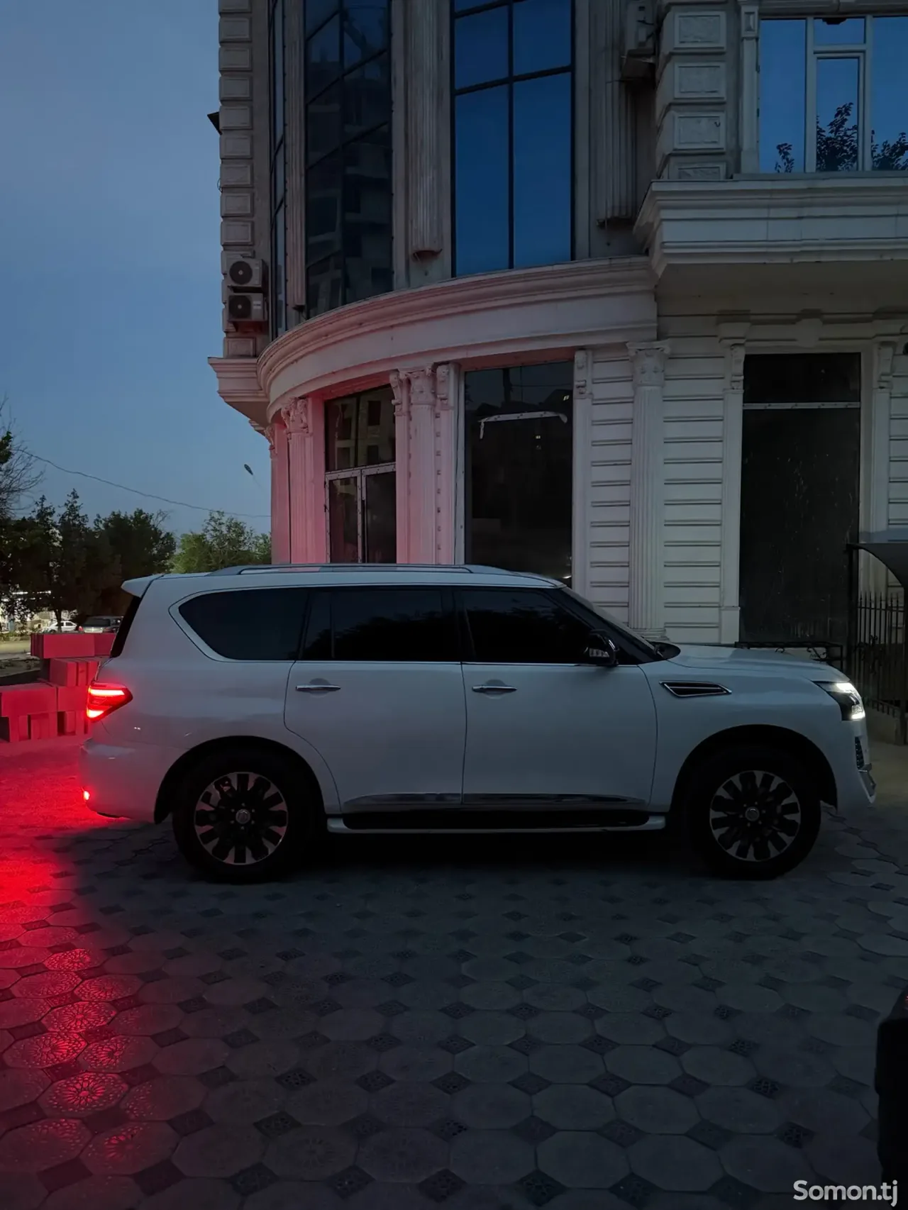 Nissan Patrol 2014 · 5.6 AT