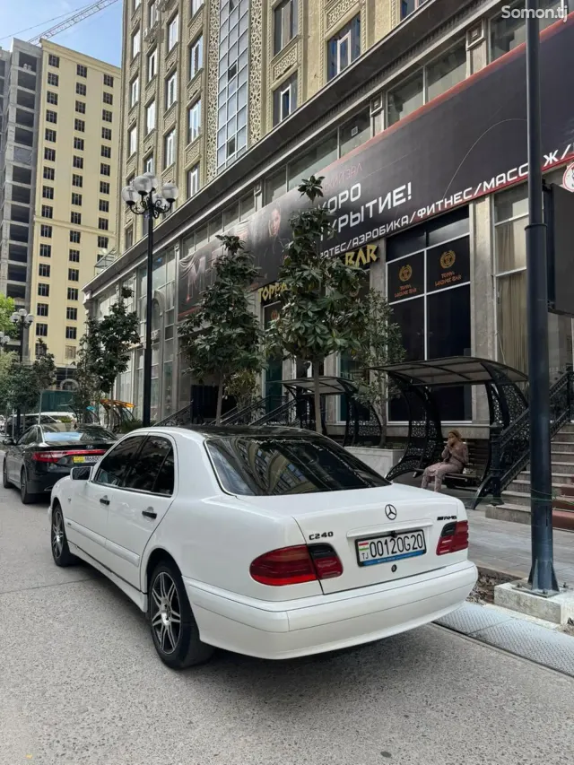 Mercedes-Benz E class 1997 · 2.4 MT