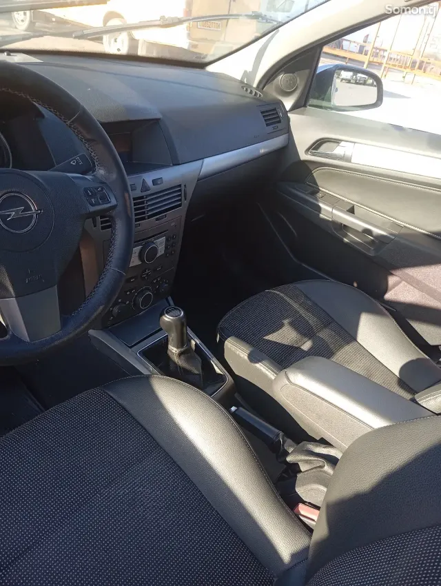Opel Astra H 2006 · 1.7 MT