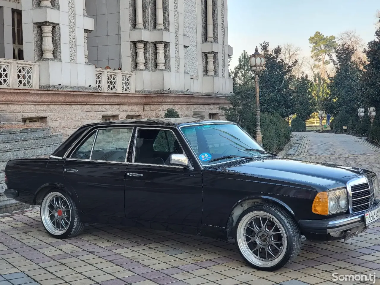 Mercedes-Benz W124 1981 · 2.4 MT