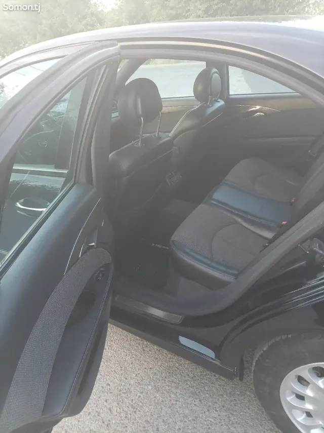 Mercedes-Benz E class 2002 · 2.4 AT