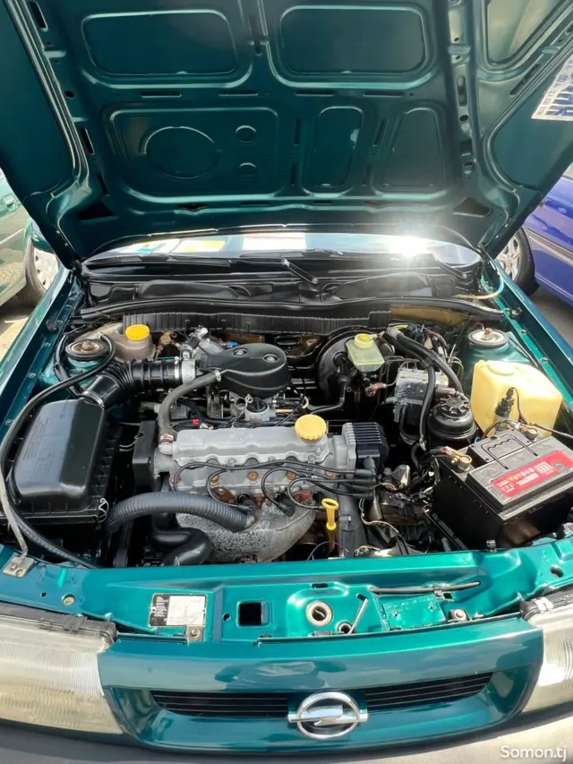Opel Vectra A 1994 · 1.6 MT