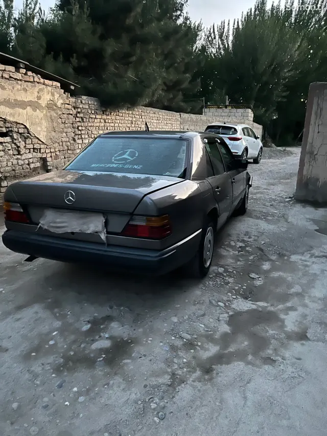 Mercedes-Benz W124 1988 · 2.5 MT