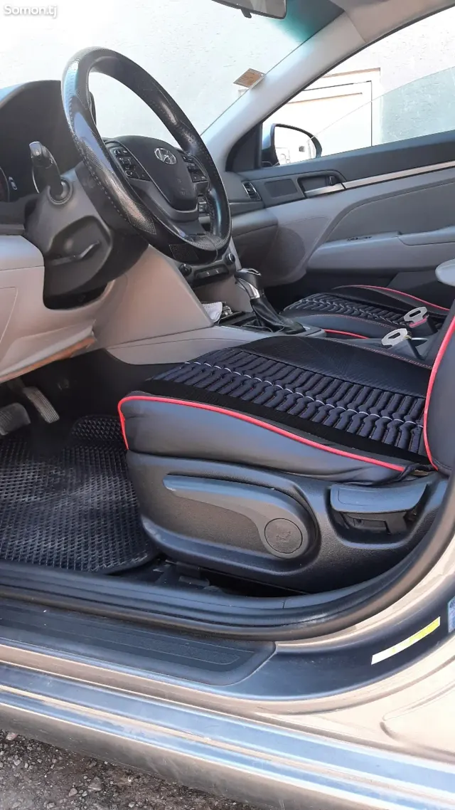 Hyundai Elantra 2018 · 2.0 AT