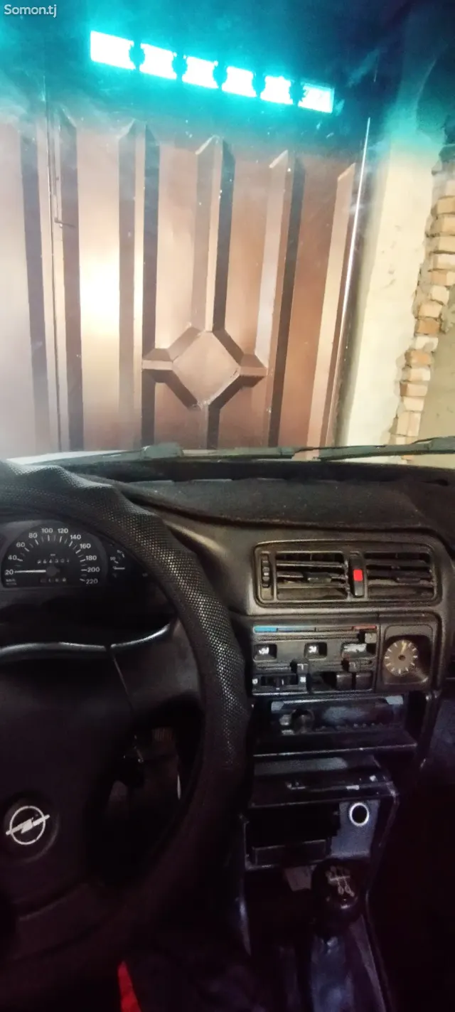 Opel Vectra A 1991 · 1.6 MT